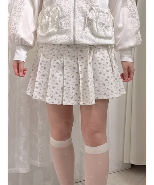 merry jenny(メリージェニー)の「flowerリボンプリーツミニスカート(スカート・レディース・ベージュ/オフホワイト・FREE)」の1枚目の写真