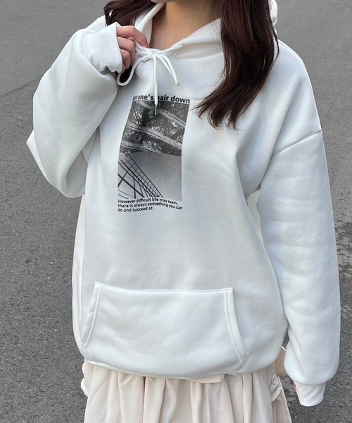 merrylatte(メリーラテ)の「モノクロ英字フォトパーカー(パーカー・レディース・ホワイト・X-LARGE)」の1枚目の写真