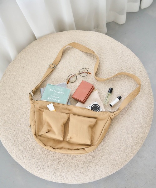 studio CLIP（スタディオクリップ）の「【軽量】ナイロン軽らくショルダーバッグ（ショルダーバッグ・レディース・キャメル/ライトベージュ/ブラック・FREE）」の3枚目の写真