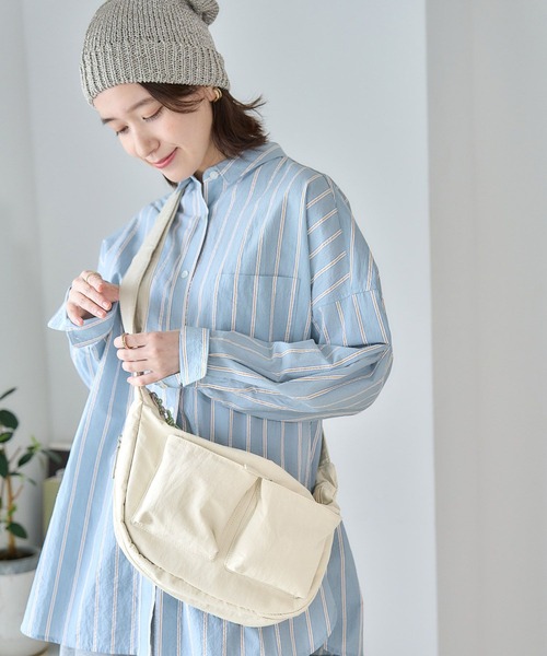 studio CLIP（スタディオクリップ）の「【軽量】ナイロン軽らくショルダーバッグ（ショルダーバッグ・レディース・キャメル/ライトベージュ/ブラック・FREE）」の2枚目の写真