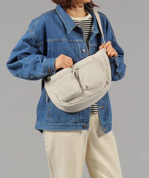 studio CLIP（スタディオクリップ）の「【軽量】ナイロン軽らくショルダーバッグ（ショルダーバッグ・レディース・キャメル/ライトベージュ/ブラック・FREE）」の4枚目の写真