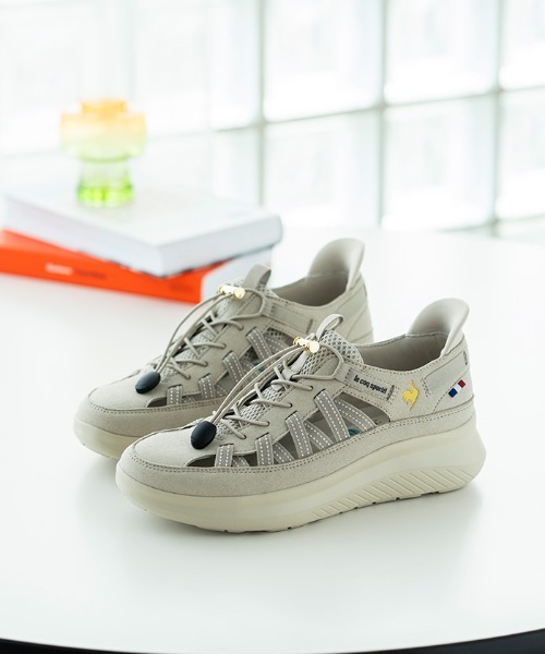 le coq sportif(ルコックスポルティフ)の「LCS マルヌ サマースニーカー SI(さっと履ける/軽量/消臭)(スニーカー・レディース・ブラック系/ホワイト×ネイビー/ベージュ系その他・22.5cm/23.5cm/24.5cm/23.0cm/24.0cm/25.0cm)」の3枚目の写真