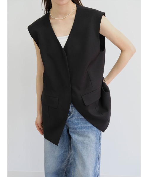 Reurie'（レウリィ）の「オリジナルオーバーノーカラージャケット／original over nocollar jacket ベストジャケット ノースリーブ きれいめ シンプル モード お呼ばれコーデ オフィスカジュアル ミニマル セットアップ（ベスト・レディース・ブラック/ベージュ・FREE）」の5枚目の写真