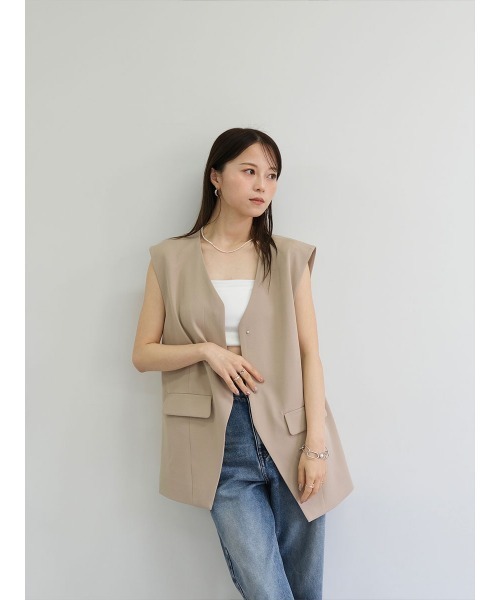 Reurie'（レウリィ）の「オリジナルオーバーノーカラージャケット／original over nocollar jacket ベストジャケット ノースリーブ きれいめ シンプル モード お呼ばれコーデ オフィスカジュアル ミニマル セットアップ（ベスト・レディース・ブラック/ベージュ・FREE）」の11枚目の写真