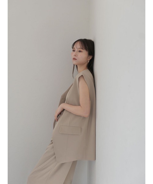 Reurie'（レウリィ）の「オリジナルオーバーノーカラージャケット／original over nocollar jacket ベストジャケット ノースリーブ きれいめ シンプル モード お呼ばれコーデ オフィスカジュアル ミニマル セットアップ（ベスト・レディース・ブラック/ベージュ・FREE）」の21枚目の写真