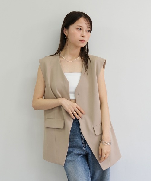 Reurie'（レウリィ）の「オリジナルオーバーノーカラージャケット／original over nocollar jacket ベストジャケット ノースリーブ きれいめ シンプル モード お呼ばれコーデ オフィスカジュアル ミニマル セットアップ（ベスト・レディース・ブラック/ベージュ・FREE）」の4枚目の写真
