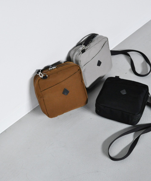 CLEDRAN(クレドラン)の「【軽量 ポケット多】CL3861 CHEVA POCKET SHOULDER ガジェット コスメ ポーチ(ショルダーバッグ・レディース・ブラック/ライトグレー/マスタード・FREE)」の3枚目の写真