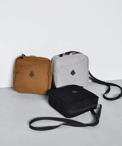 CLEDRAN(クレドラン)の「【軽量 ポケット多】CL3861 CHEVA POCKET SHOULDER ガジェット コスメ ポーチ(ショルダーバッグ・レディース・ブラック/ライトグレー/マスタード・FREE)」の22枚目の写真