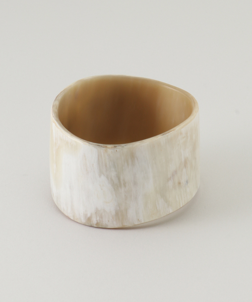 Noble（ノーブル）の「CATHS/キャッツ ウェーブワイドバングル（バングル/リストバンド・レディース・ベージュ・FREE）」の2枚目の写真