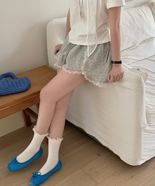 ROOPTOKYO(ループトウキョウ)の「Lace Docking Sweatshirt Shorts / レースドッキングスウェット ショートパンツ(スウェットパンツ・レディース・ブラック/ホワイト/ライトグレー/ブルー・FREE)」の3枚目の写真