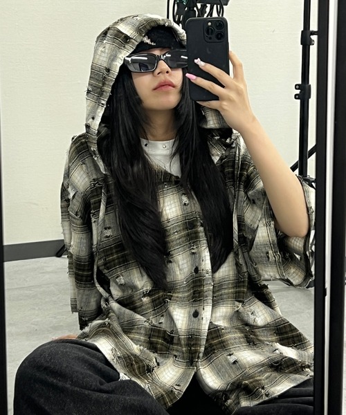 Figments（フィグメンツ）の「ダメージフード半袖チェックシャツ（シャツ/ブラウス・レディース・ブラック/ブラウン・FREE）」の2枚目の写真