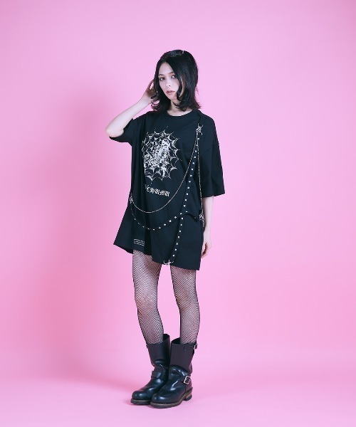 AVENCHUMU(アバンチュウム)の「Skull illustration print studded cross t-shirt(Tシャツ/カットソー・レディース・グレー/ブラック/ピンク・FREE)」の4枚目の写真