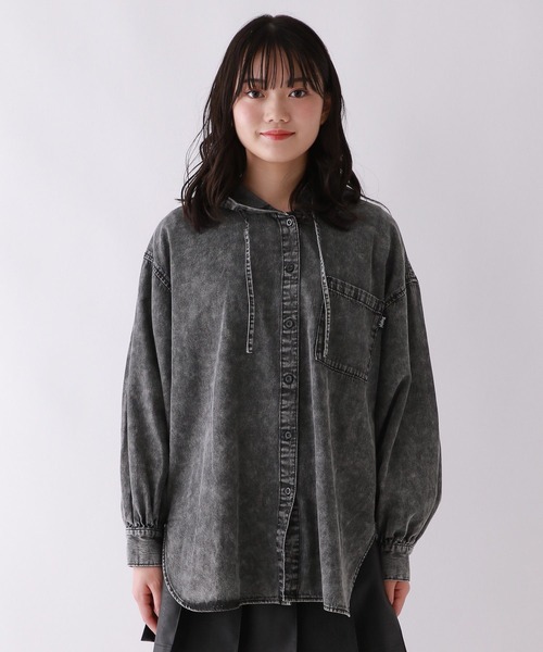 repipi armario（レピピ アルマリオ）の「デニムフードルーズシャツ（シャツ/ブラウス・キッズ・ブラック/ブルー・LARGE/MEDIUM/SMALL）」の5枚目の写真