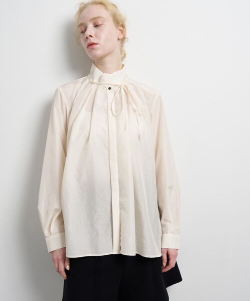 LANVIN en Bleu（ランバンオンブルー）の「スタンドカラータックブラウス（シャツ/ブラウス・レディース・ネイビー/ライトカーキ/オフホワイト・38）」の2枚目の写真