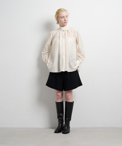 LANVIN en Bleu（ランバンオンブルー）の「スタンドカラータックブラウス（シャツ/ブラウス・レディース・ネイビー/ライトカーキ/オフホワイト・38）」の13枚目の写真