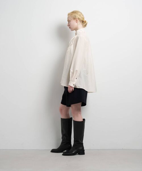 LANVIN en Bleu（ランバンオンブルー）の「スタンドカラータックブラウス（シャツ/ブラウス・レディース・ネイビー/ライトカーキ/オフホワイト・38）」の14枚目の写真