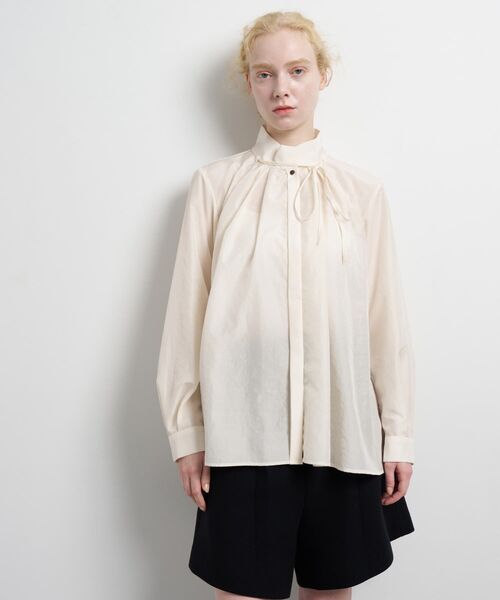 LANVIN en Bleu（ランバンオンブルー）の「スタンドカラータックブラウス（シャツ/ブラウス・レディース・ネイビー/ライトカーキ/オフホワイト・38）」の4枚目の写真