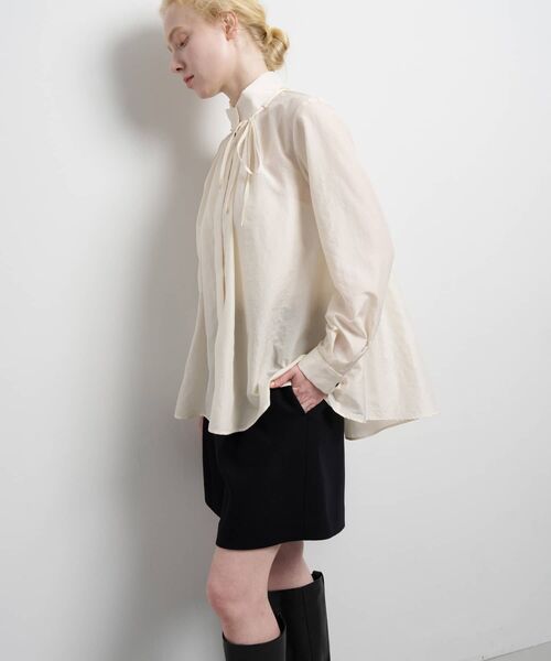 LANVIN en Bleu（ランバンオンブルー）の「スタンドカラータックブラウス（シャツ/ブラウス・レディース・ネイビー/ライトカーキ/オフホワイト・38）」の5枚目の写真