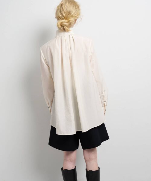 LANVIN en Bleu（ランバンオンブルー）の「スタンドカラータックブラウス（シャツ/ブラウス・レディース・ネイビー/ライトカーキ/オフホワイト・38）」の6枚目の写真