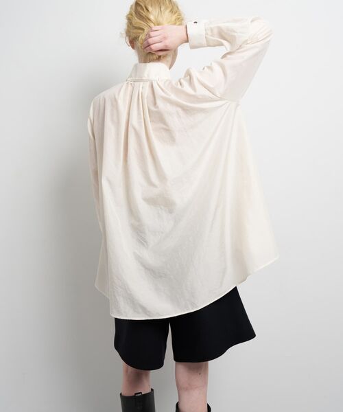 LANVIN en Bleu（ランバンオンブルー）の「スタンドカラータックブラウス（シャツ/ブラウス・レディース・ネイビー/ライトカーキ/オフホワイト・38）」の7枚目の写真