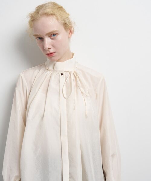 LANVIN en Bleu（ランバンオンブルー）の「スタンドカラータックブラウス（シャツ/ブラウス・レディース・ネイビー/ライトカーキ/オフホワイト・38）」の8枚目の写真