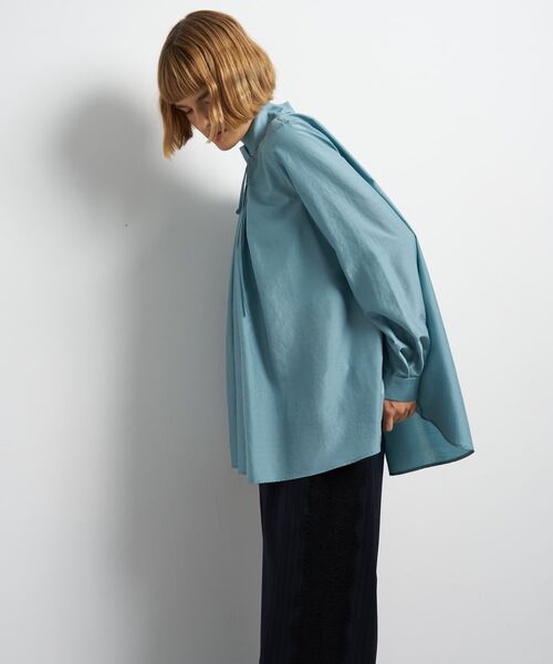 LANVIN en Bleu（ランバンオンブルー）の「スタンドカラータックブラウス（シャツ/ブラウス・レディース・ネイビー/ライトカーキ/オフホワイト・38）」の18枚目の写真