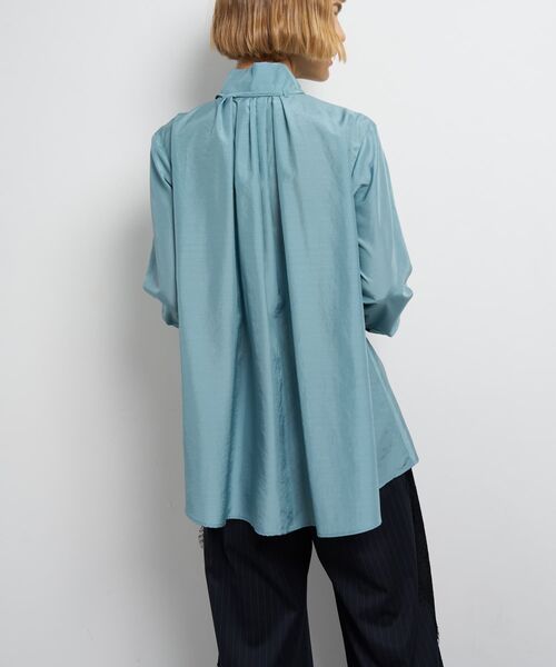 LANVIN en Bleu（ランバンオンブルー）の「スタンドカラータックブラウス（シャツ/ブラウス・レディース・ネイビー/ライトカーキ/オフホワイト・38）」の19枚目の写真