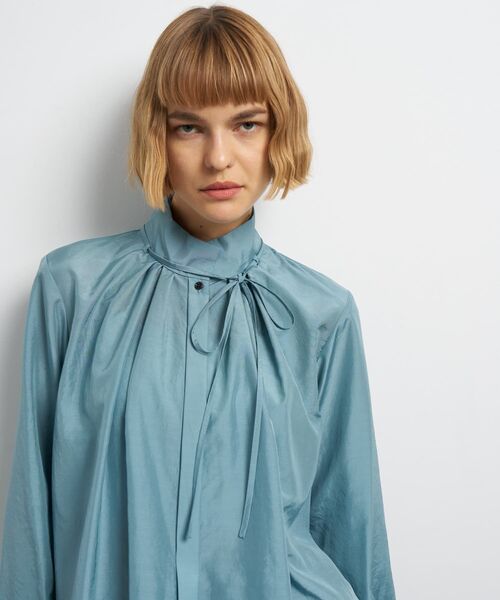 LANVIN en Bleu（ランバンオンブルー）の「スタンドカラータックブラウス（シャツ/ブラウス・レディース・ネイビー/ライトカーキ/オフホワイト・38）」の21枚目の写真