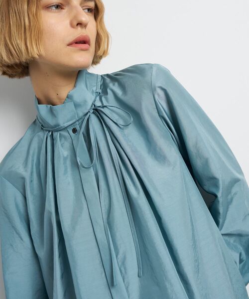 LANVIN en Bleu（ランバンオンブルー）の「スタンドカラータックブラウス（シャツ/ブラウス・レディース・ネイビー/ライトカーキ/オフホワイト・38）」の3枚目の写真