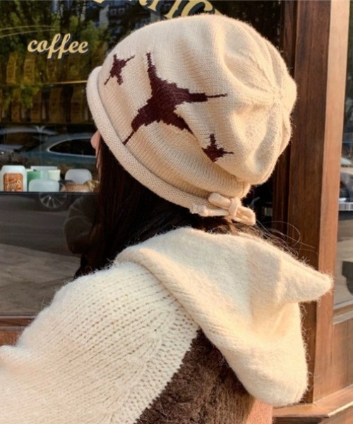 lilful(リルフル)の「韓国風 スターモチーフ ニット帽 ビーニー 星柄(ニットキャップ/ビーニー・レディース・アイボリー/ブラック/グレー/ベージュ/レッド・F)」の9枚目の写真