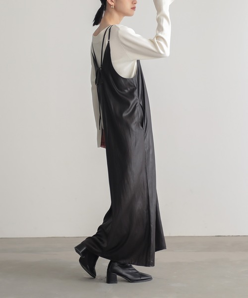 for/c（フォーシー）の「レザーライクキャミワンピース【サスティナブル】（ワンピース・レディース・ブラック/ネイビー/ブラウン・L/M）」の9枚目の写真
