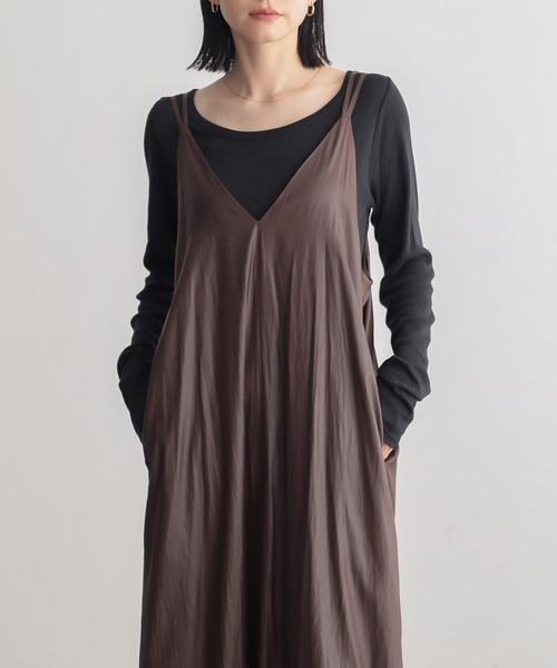 for/c（フォーシー）の「レザーライクキャミワンピース【サスティナブル】（ワンピース・レディース・ブラック/ネイビー/ブラウン・L/M）」の11枚目の写真