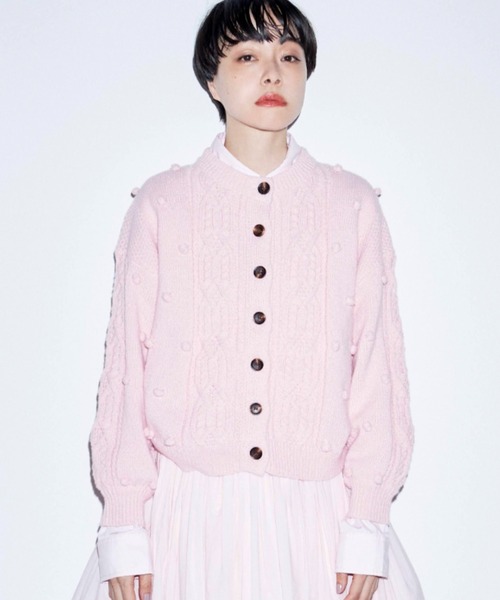 Libra Cue（リブラ キュー）の「Kanoco×Libra Cue ケーブルニットカーディガン（カーディガン/ボレロ・レディース・アイボリー/ピンク/ブラック・FREE）」の2枚目の写真