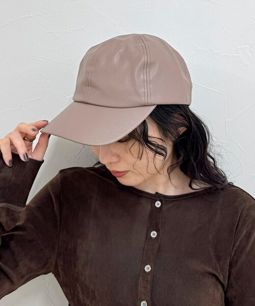 fredy emue（フレディエミュ）の「フェイクレザーキャップ（キャップ・レディース・ブラウン/ブラック・FREE）」の3枚目の写真
