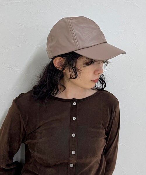 fredy emue（フレディエミュ）の「フェイクレザーキャップ（キャップ・レディース・ブラウン/ブラック・FREE）」の4枚目の写真