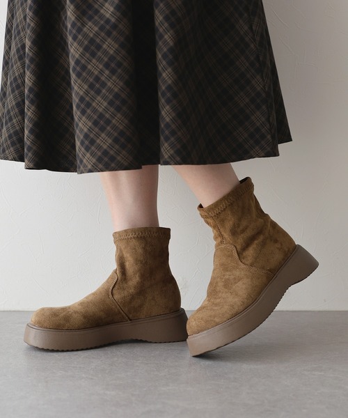 BLUEEAST（ブルーイースト）の「スウェードソックスブーツ（ブーツ・レディース・ブラウン/ブラック・MEDIUM/LARGE）」の18枚目の写真