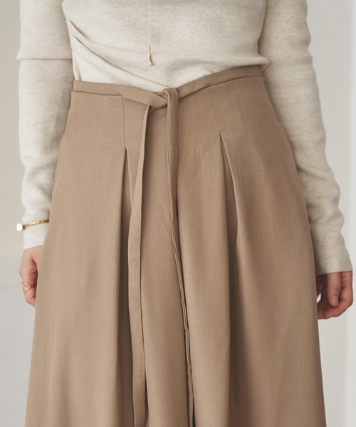 LAULEN(ローレン)の「inverted pleats ribbon long skirt /インバーテッドプリーツロングスカート(スカート・レディース・アイボリー/ブラック/ベージュ・M/S)」の4枚目の写真