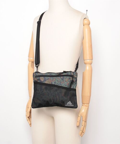 GREGORY(グレゴリー)の「クラシックサコッシュM CLASSIC SACOCHE M ミリタリーレオパード(ショルダーバッグ・メンズ・レオパード・ONE SIZE)」の2枚目の写真