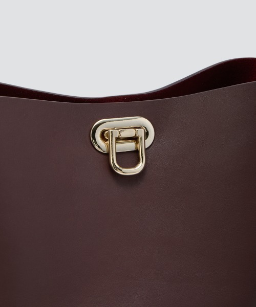 PELLICO(ペリーコ)の「ANELLI TURNLOCK GRANDE バッグ WINE(ショルダーバッグ・レディース・ボルドー・FREE)」の6枚目の写真