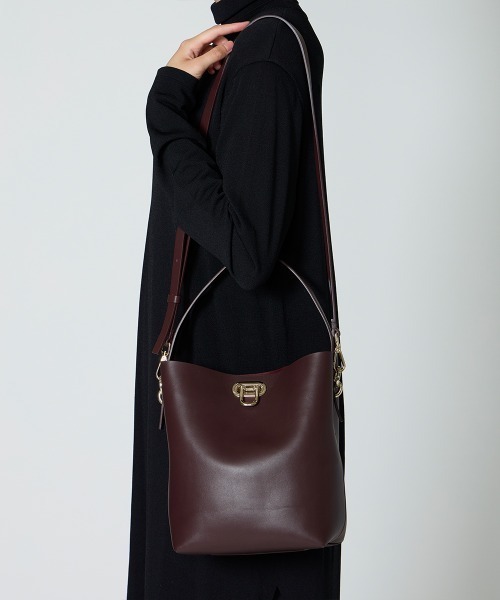 PELLICO(ペリーコ)の「ANELLI TURNLOCK GRANDE バッグ WINE(ショルダーバッグ・レディース・ボルドー・FREE)」の7枚目の写真