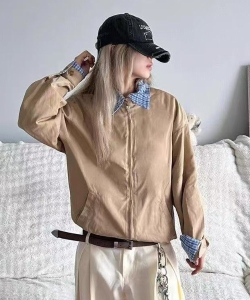 FreeZone（フリーゾーン）の「チェックシャツレイヤード風スタンドカラージャケット（ブルゾン・メンズ・ベージュ/ネイビー・F）」の2枚目の写真