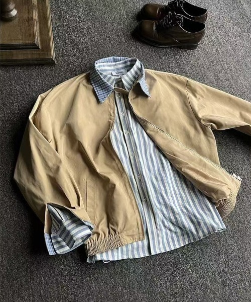 FreeZone（フリーゾーン）の「チェックシャツレイヤード風スタンドカラージャケット（ブルゾン・メンズ・ベージュ/ネイビー・F）」の9枚目の写真