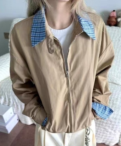 FreeZone（フリーゾーン）の「チェックシャツレイヤード風スタンドカラージャケット（ブルゾン・メンズ・ベージュ/ネイビー・F）」の10枚目の写真