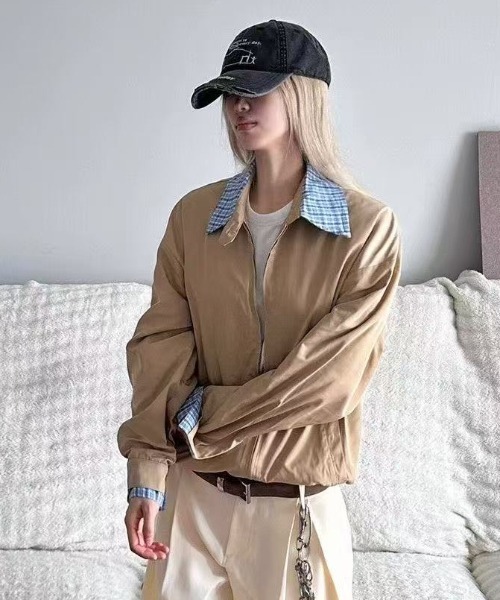 FreeZone（フリーゾーン）の「チェックシャツレイヤード風スタンドカラージャケット（ブルゾン・メンズ・ベージュ/ネイビー・F）」の4枚目の写真