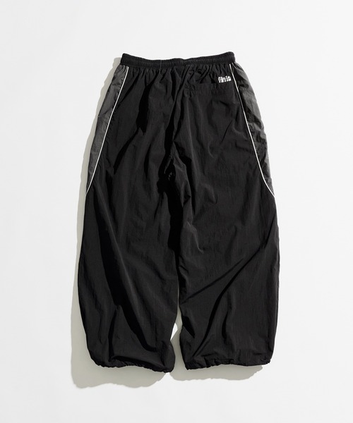 WETTEMPT（ウィテンプト）の「UMBRO WIDE NYLON PANTS / アンブロワイドナイロンパンツ（その他パンツ・メンズ・ブラック/ネイビー・MEDIUM/LARGE）」の4枚目の写真