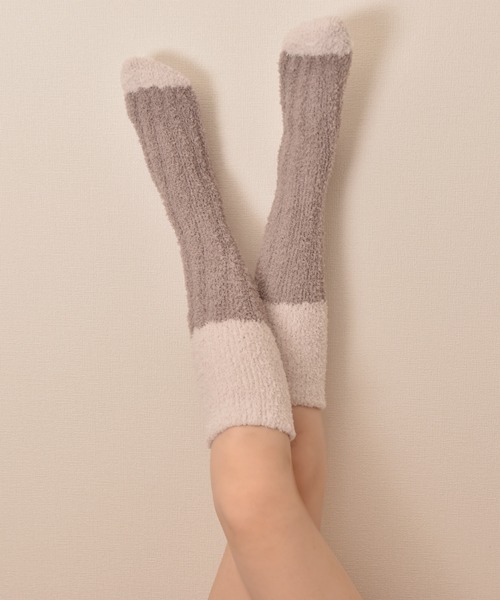 TONE SELECT GOODS(トーンセレクトグッズ)の「【float】ふわふわ モコモコ バイカラー カラフル ルームハイソックス/ソックス【14色展開】(ソックス/靴下・レディース・ブラウン系2/ブラウン系1/グレー系2/グリーン系1/ブラック系2/ピンク系3/ピンク系2/イエロー系1/ピンク系1/グリーン系2/グレー系1/ブラック系1/ブルー系2/ブルー系1・FREE)」の4枚目の写真