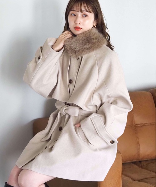 tiptop(ティップトップ)の「ファーティペット付ミドル丈トレンチコート(トレンチコート・レディース・アイボリー/ブラック/チャコールグレー/ダークブラウン・FREE)」の2枚目の写真