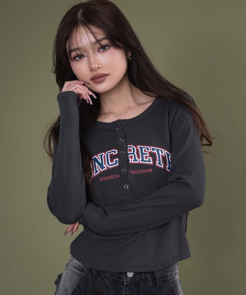 dispark（ディスパーク）の「DISPARK/【25年秋冬新作】キーネックロゴトップ（Tシャツ/カットソー・レディース・ブラック/チャコールグレー・FREE）」の2枚目の写真