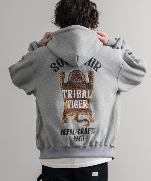 KRIFF MAYER（クリフメイヤー）の「KRIFF MAYER クリフメイヤー オーバーサイズスーベニア刺繍裏起毛長袖フルジップパーカー 2515109（パーカー・メンズ・ブラック/オリーブ/グレー/パープル/レッド/ナチュラル・XL/M/L）」の3枚目の写真