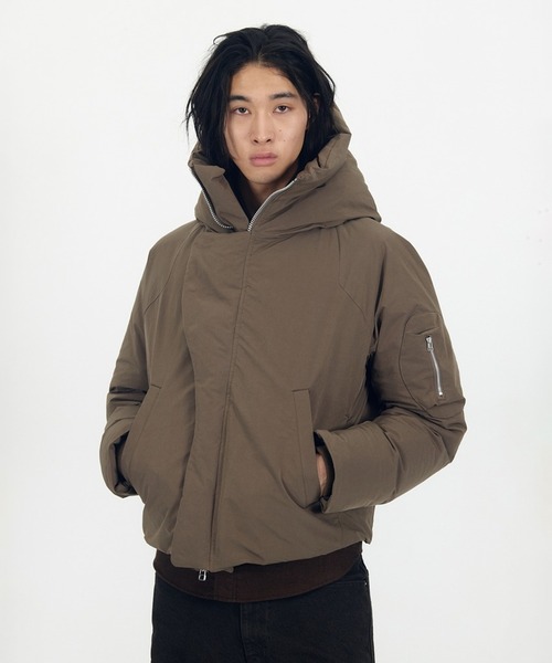 NVRFRGT(ネヴァーフォーゲット)の「HOODED PUFFER JACKET(ダウンジャケット/コート・メンズ・ベージュ/ブラック・2)」の1枚目の写真